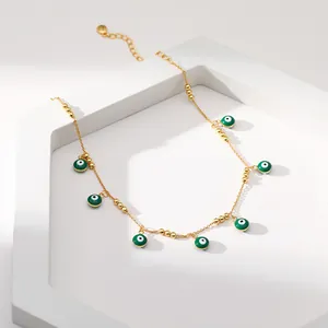 Détail de la chaîne de cheville plaquée or 18K avec breloques œil grec vert et perles