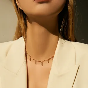 Detail der 18K vergoldeten Bohème-Halskette mit Zirkonia-Anhängern am Model