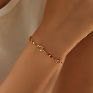 Detail eines 18K vergoldeten Messingarmbands mit bunten Perlen und Kristallanhängern