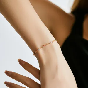 Detailaufnahme des böhmischen 18K vergoldeten Armbands mit bunten Perlen am Handgelenk