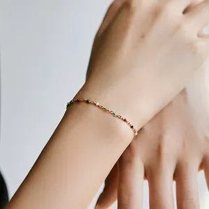 Nahaufnahme des böhmischen 18K vergoldeten Perlenarmbandes mit zarten bunten Perlen