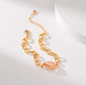 Dettaglio del bracciale a maglie placcato oro 18K con cristallo pesca e chiusura