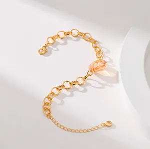 Bracciale a catena in ottone placcato oro 18K con cristallo ambra e chiusura a moschettone