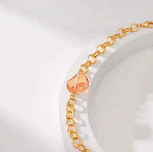 Collana a catena in ottone placcato oro con ciondolo in resina arancione su base bianca