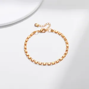 Λεπτομέρεια macro από επιχρυσωμένο βραχιόλι 18K με διπλή σειρά από χάντρες