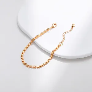 Λεπτομέρεια από επιχρυσωμένο βραχιόλι 18K με γυαλισμένους κρίκους καρδιάς και κούμπωμα