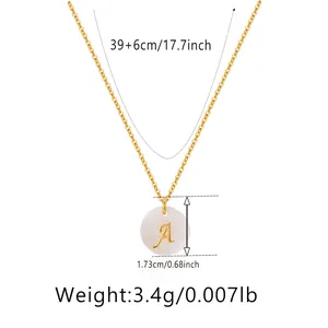 Détail d'un collier en laiton plaqué or 18K avec pendentif lettre A en nacre et perle