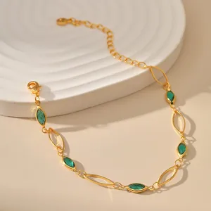 Vergoldetes Gliederkettenarmband mit facettierten grünen Glassteinen und Verschluss