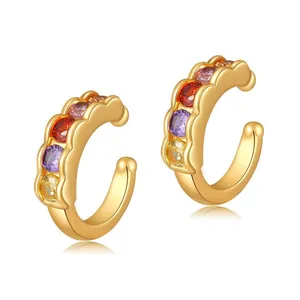 Bagues d'oreilles dorées à ondes avec zircons colorés de style luxe minimaliste