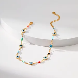 Collier chic œil protecteur plaqué or 18 carats avec perles colorées sur socle blanc