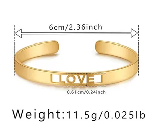 Detailansicht des goldenen Armreifens mit LOVE-Ausschnitt und Maßen von 6cm Durchmesser