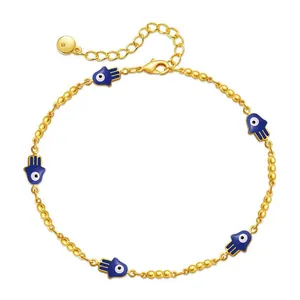 Detalle de la tobillera Hamsa con cuentas doradas, dijes de ojo azul y cierre de langosta