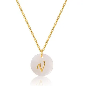 Collier en laiton plaqué or 18 carats avec pendentif en nacre et breloque lettre V