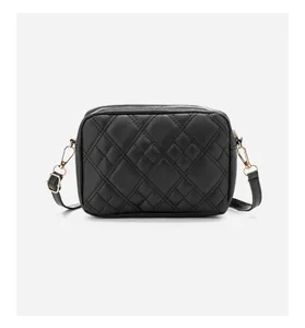 Détail du sac photo matelassé noir avec fermeture dorée et bandoulière réglable