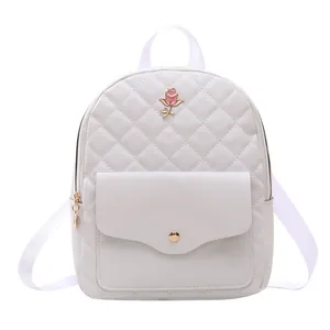 Mini zaino trapuntato bianco con emblema rosa rosa e fibbia dorata sul davanti