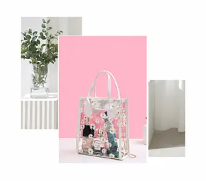 Detail der transparenten PVC-Tasche mit Gänseblümchen-Druck und goldener Metallkette