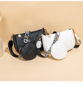 Détail du sac bandoulière matelassé avec porte-monnaie amovible et large sangle tissée