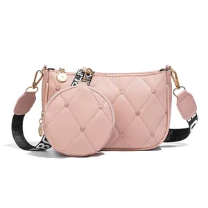 Sac bandoulière rose avec matelassage en cœur, petit porte-monnaie et sangle tissée