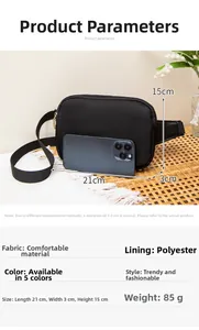 Detailansicht der schwarzen Gürteltasche mit Maßen 21x3x15cm und Smartphone als Referenz