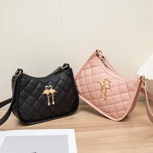 Gesteppte Hobo-Schultertaschen in Schwarz und Rosa mit Schwan-Anhänger und Gold-Details