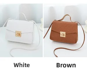 Detalle de bolsos bandolera con relieve y cierres metálicos en blanco y marrón
