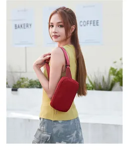 Outdoor-Aufnahme einer roten Multifunktions-Brusttasche aus Nylon mit Gurt-Details