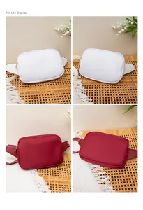 Detailansichten der weißen und weinroten Nylon-Brusttaschen auf rustikalem Webstoff