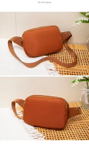 Detailansicht des gewaschenen Nylongewebes und der Metallreißverschlüsse der Brusttasche