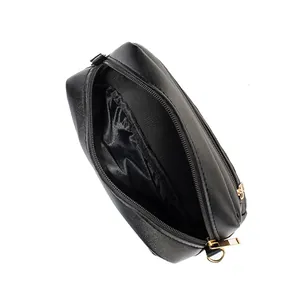 Dames crossbodytas van zwart kunstleer met golfborduurwerk en gouden metalen details