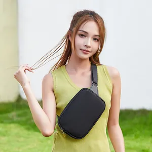 Schwarze wasserfeste Brusttasche mit verstellbarem Gurt getragen von einem Modell
