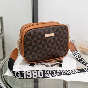 Sac à bandoulière marron à motif géométrique avec large sangle logo noir et blanc