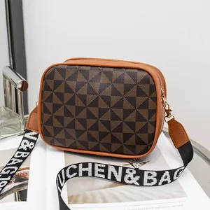 Sac bandoulière chic marron à motif géométrique pour femme avec large bandoulière jacquard