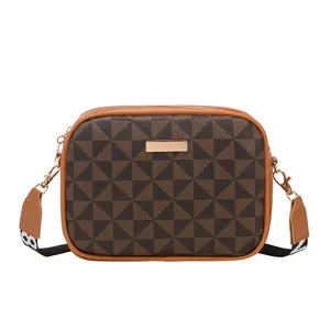 Sac à bandoulière géométrique marron avec détails dorés et sangle imprimée tendance