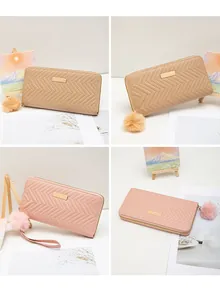 Détails du portefeuille long matelassé avec surpiqûres en V et pompon en fausse fourrure