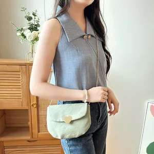 Sacoche en cuir plissé vert pour filles avec fermoir coeur doré et bandoulière chaîne