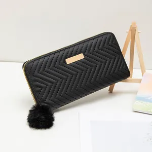Portefeuille long noir pour femme avec matelassage en V, zip doré et pompon en peluche