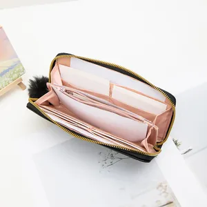 Portefeuille long en cuir pour femme avec emplacements cartes, zip doré et pompon en fourrure