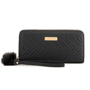 Portefeuille long noir pour femme avec surpiqûres en V et breloque pompon en fourrure douce