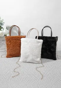 Tre borse in peluche ecopelliccia marrone, bianco e nero con tracolle a catena dorata
