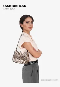 Détail du sac croissant léopard à l'épaule montrant la texture et la forme mode