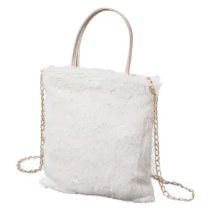 Borsa in peluche bianca con manici dorati e tracolla a catena su sfondo bianco pulito