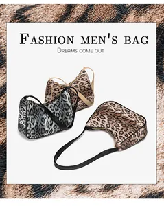 Détail des sacs croissants à imprimé léopard en coloris noir, marron clair et marron foncé