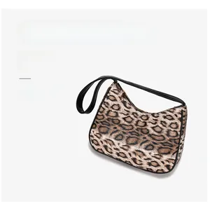 Détail de la texture imprimé léopard et zip doré sur le sac hobo en forme de croissant