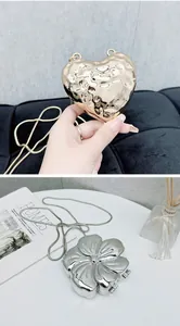 Dettagli delle borse con catena a forma di cuore dorato e fiore d'argento martellato