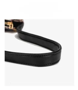 Détail de la bandoulière en cuir grainé avec quincaillerie mate et coutures de précision