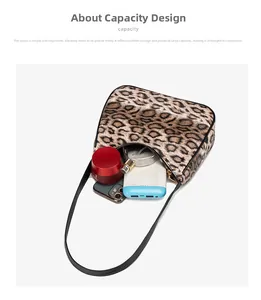 Détail de la capacité intérieure spacieuse du sac à main à imprimé léopard avec accessoires