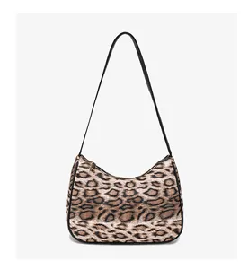 Détail du sac hobo à imprimé léopard avec bandoulières noires et fermeture éclair dorée