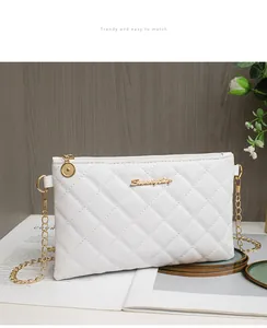 Détails du sac blanc matelassé avec chaîne dorée et logo en métal brillant