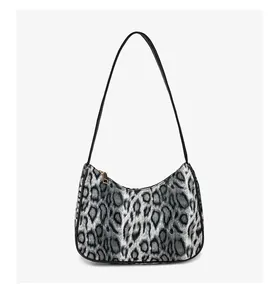 Détail du sac hobo léopard en fausse fourrure gris argenté avec fermeture éclair dorée