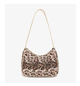 Détail du sac croissant à imprimé léopard avec texture peluche et zip doré élégant
